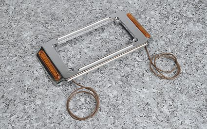 T/SIGNAL LIC PLATE FRAME 12V 240176