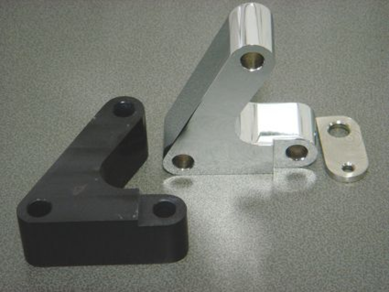 SPACER BRACKET FOOTREST RH FXST 00-17 BLK 681233