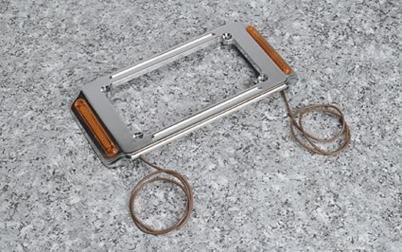 T/SIGNAL LIC PLATE FRAME 12V 240176