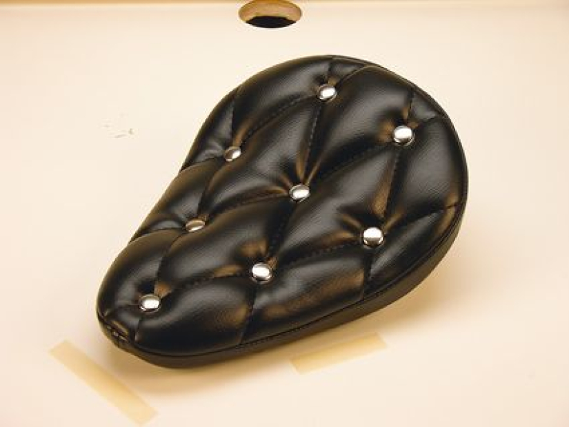 PIMPIN S SEAT BLK W/CHR BUTNS 632124
