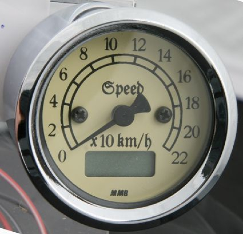 MMB RETRO SPEEDO CHR / IVORY 220KMH 682673